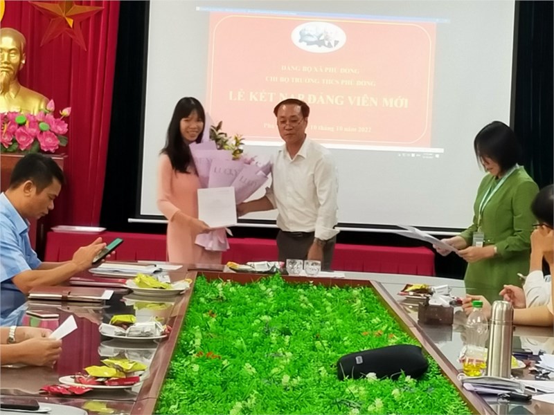 Kết nạp Đảng viên Nguyễn Thị Thuý (GV Vật lý, KHTN)